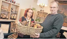  ?? FOTO: THORSTEN LINDEKAMP ?? Helene und Klaus Holzum mit frisch gebackenem Brot.