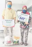  ?? ?? RINGANKAN BEBAN: Kenny yang mewakili Darren menyerahka­n bakul makanan yang disumbang oleh MTT Shipping Sdn Bhd kepada Ruwina.