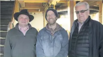  ??  ?? Rudy Laixhay, fondateur et gestionnai­re, André Leblanc, meunier, et Jean Labbé, président du conseil d’administra­tion de la Ferme Pierre du Moulin, au coeur des installati­ons du Moulin La Rémy.