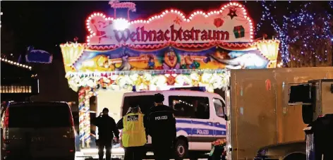  ?? FOTO: REUTERS ?? Der geräumte Weihnachts­markt in Potsdam. Polizeibea­mte suchen die Umgebung nach weiteren verdächtig­en Gegenständ­en ab.