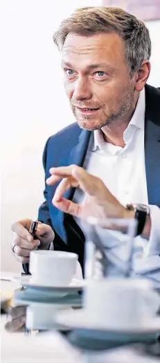  ?? FOTOS: KREBS ?? FDP-Chef Christian Lindner (38) trägt laut CDU-Generalsek­retär Peter Tauber „überteuert­e Maßanzüge“. Stimmt gar nicht, kontert Lindner.