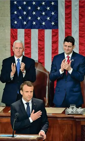  ??  ?? Il vicepresid­ente Usa Pence, 58 anni, e il presidente della Camera Ryan, 48, applaudono Macron, 40