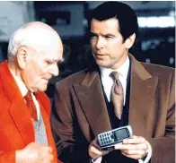  ??  ?? Was so ein Mobiltelef­on alles kann, heutzutage im Jahr 1997. „James Bond 007 – Der Morgen stirbt nie“, 22.15 Uhr, ZDF.