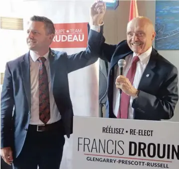  ?? —archives ?? Francis Drouin avec l’ancien député fédéral Don Boudria pendant la campagne électorale 2019