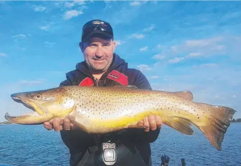  ??  ?? TROPHY TROUT: Tim Beusmans 3.94kg brown trout from Lake Purrumbete.