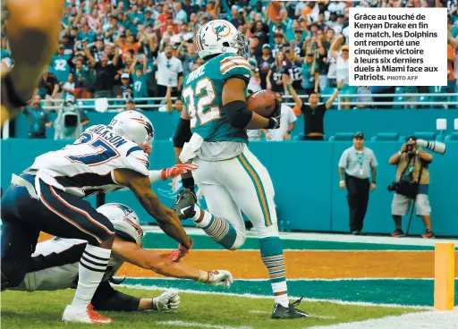  ?? PHOTO AFP ?? Grâce au touché de Kenyan Drake en fin de match, les Dolphins ont remporté une cinquième victoire à leurs six derniers duels à Miami face aux Patriots.