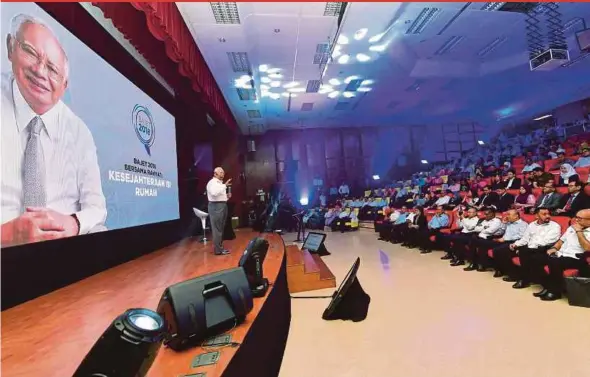  ?? BERNAMA PIC ?? Prime Minister Datuk Seri Najib Razak speaking at the 2018 Budget with the People programme at Universiti Kebangsaan Malaysia Medical Centre in Kuala Lumpur yesterday.