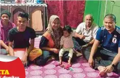  ??  ?? QALAM (kanan) melawat Dayang Raisha di rumahnya di Kampung Lot 1 Malaysia, Bintangor.
