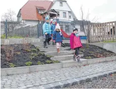  ?? FOTO: KUHLMANN ?? Hannes, Philip, Romy und Klara wissen, wie der neue Weg und die Treppen am Kindergart­en in Blochingen benutzt werden.