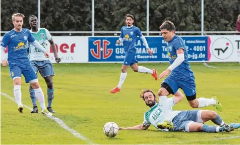  ?? Fotos: Christian Kruppe ?? Auf und davon: Schwabmünc­hens Kapitän Thomas Rudolph (blaues Trikot, rechts) lässt Holzkirche­ns Marco Höferth (am Boden) alt aussehen und kann allein aufs Tor zu  steuern. Da scheiterte er jedoch am Torhüter der Gäste.