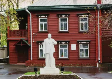  ??  ?? Lenin vor dem Museum in Kasan, in dem die Familie von September 1888 bis Mai 1889 wohnte