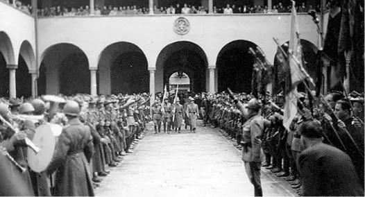  ?? ( foto Archivio Università di Pisa) ?? 1940 L’inaugurazi­one dell’anno accademico 1940- 1941 all’università di Pisa, nel Palazzo della Sapienza, l’ 11 novembre 1940. Nell’ateneo chiesero di partire come volontari per la guerra 375 studenti, la cifra più alta tra le università italiane