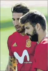  ??  ?? Ramos y Piqué, en el entrenamie­nto de ayer