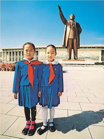  ?? Foto: 4x Tomáš Svoboda ?? Typický obrázek Severokore­jské pionýrky před sochou Kim Ir-sena v Pchjongjan­gu. Jeho podobizna, stejně jako jeho syna Kim Čong-ila, je téměř všude. Turisty vítá i na letišti.
