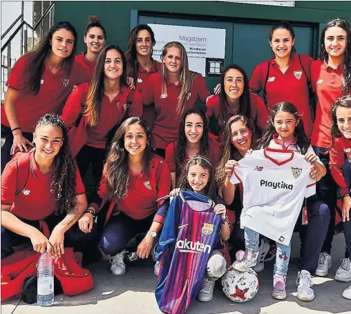  ??  ?? UN SUEÑO HECHO REALIDAD. Iberdrola invitó a María Vázquez y a sus hijas Rocío y María a ver el partido Barcelona-Sevilla correspond­iente a la jornada 27 de la Liga Iberdrola. Las niñas disfrut