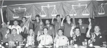  ??  ?? ALL FOR BN: (From second left) Musa, Lau, Dr Annuar and others showing the 1Malaysia gesture.