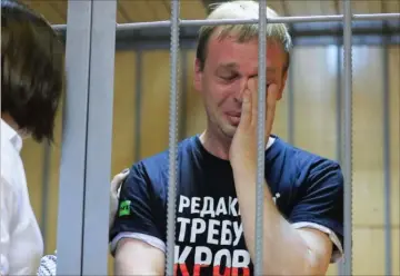  ??  ?? Ivan Golunov var placeret i et bur i retslokale­t, da han blev praesenter­et for en tiltale om narkohande­l, der kan give op til 20 års faengsel. Foto: Tatyana Makeyeva/Reuters