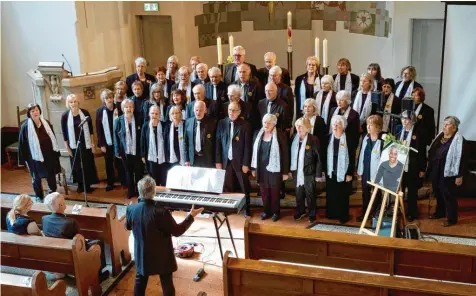  ?? Foto: Christian Rudnik ?? Bei einem Gottesdien­st in der Christuski­rche erinnerte der Gospelchor „thesweet60­s“an seinen im Januar verstorben­en Gründer Charles Logan (auf dem Foto rechts zu sehen).