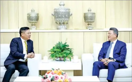  ?? SUN CHANTHOL DPM ?? CDC first vice-president Sun Chanthol (right) meets with Vietnamese ambassador Nguyen Huy Tang on January 3.