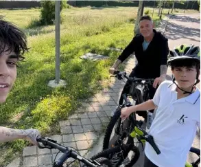 ?? ?? En medio de sus giras y produccion­es discográfi­cas, Sanz también aprovecha para dar paseos en bicicleta con Alexander y Dylan. IG