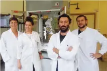  ??  ?? L’équipe du laboratoir­e de Christophe Marquette, à Lyon I- La Doua, autour de leur nouveau robot.