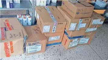  ??  ?? la secretaría de salud envió un tráiler, pero con sólo 10 cajas de medicament­os