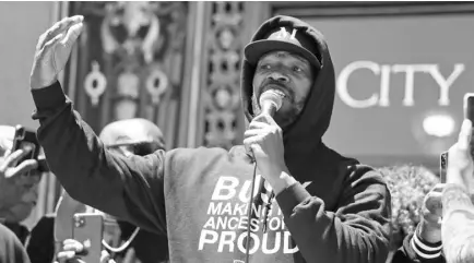  ??  ?? Jamie Foxx speaks to a large crowd during a “kneel-in” to protest police racism on the steps of City Hall on June 1 in San Francisco.