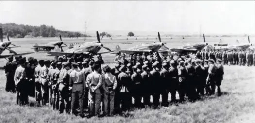  ?? MÉMORIAL NORMANDIE-NIÉMEN ?? Le NormandieN­iémen réuni à Saint-Dizier, le 20 juin 1945.