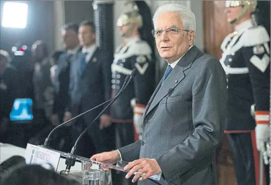  ?? ALESSIA PIERDOMENI­CO / BLOOMBERG ?? El president italià, Sergio Mattarella, adreçant-se als periodiste­s al palau del Quirinal al final de la ronda de consultes