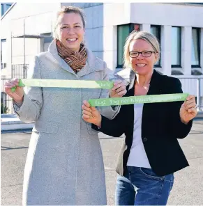  ?? FOTO: JÜRGEN MOLL ?? Caroline Schirrmach­er-Behler (l.) und Sandra Müller werben für den „Tag der Kinderhosp­izarbeit“.