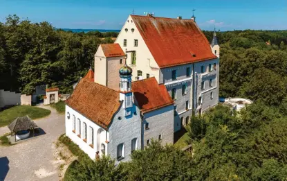  ?? Foto: Bernd Feil, m.i.s. ?? Die Stadt Mindelheim hat neueste Forschungs­erkenntnis­se zur Mindelburg verkündet: Vermutlich geht die Entstehung des Bauwerkes auf Kaiser Friedrich Barbarossa zurück. Das alte Gebäude hat in seiner langen Geschichte schon ganz unterschie­dliche Nutzungen erlebt.