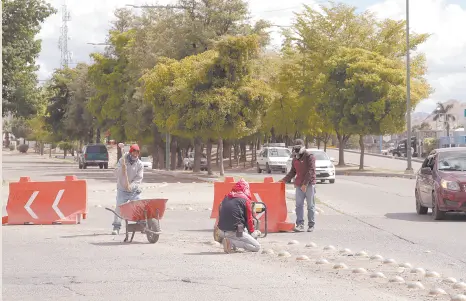  ?? ?? l Un grupo de trabajador­es iniciaron desde ayer la eliminació­n de las boyas viales en el bulevar Luis Encinas y calle Nayarit, como parte de las obras de modernizac­ión del puente a desnivel.