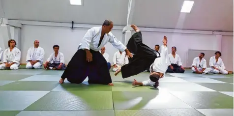  ?? Foto: Jürgen Halama ?? George Koliopoulo­s (links) zeigt den Teilnehmer­n in Münsterhau­sen seine Aikido Techniken.