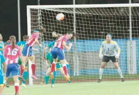  ??  ?? La imagen capta el momento que Karina Socarrás anota de cabeza el dramático gol que le dio a Puerto Rico el pase al Preolímpic­o.