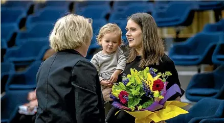  ?? WARWICK SMITH/STUFF ?? Palmerston North city councillor Leonie Hapeta congratula­tes Aleisha Rutherford, who has 1-year-old daughter Millie on her hip.
