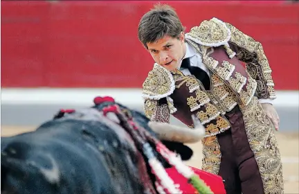  ?? JOSÉ PEDROSA / EFE ?? Torero. Julián López fue ovacionado en la feria de León por llevarse dos orejas. Su terna la conformaro­n Juan Pablo Sánchez y Luis David Adame.