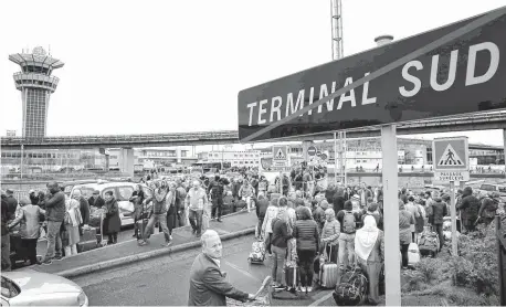  ?? REUTERS ?? El miedo se apoderó de los pasajeros que tenían previsto viajar a la hora del incidente desde el aeropuerto de Orly, en París.