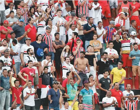  ??  ?? Cena rotineira no Barradão: torcida visitante fazendo a festa nas arquibanca­das. Restam seis partidas dentro da Toca do Leão