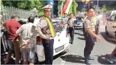  ?? ADI WIJAYA/JAWA POS ?? TEMUKAN NARKOBA: Polisi menggeleda­h mobil Budi di Jalan Kutai pada Sabtu (10/8).