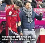  ??  ?? Rein mit dir! Niko Kovac (r.) schickt Thomas Müller ins Spiel.