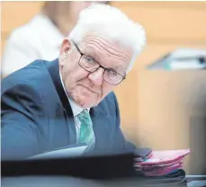  ?? FOTO: TOM WELLER, DPA ?? Ministerpr­äsident Winfried Kretschman­n kann offenbar mit der gegenwärti­gen Sommerferi­en-Regelung gut leben.