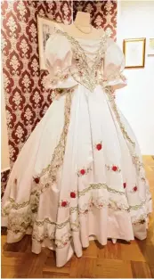  ??  ?? Elisabeth eroberte beim ersten Ungarnbesu­ch 1857 die Herzen der Ungarn mit ihrem Auftritt in den Nationalfa­rben des Lan des: Das weiße Kleid ist mit roten Rubinen und grünen Smarag den verziert.