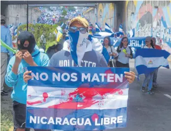  ?? FOTOS: EHRINGFELD ?? „No nos maten“(„Bringt uns nicht um“) steht auf dem Protestpla­kat. Die Repression gegen Jugendlich­e in Nicaragua geht weiter.