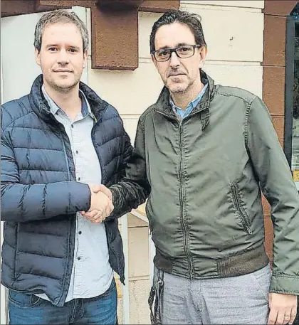  ?? FOTO: ZORNOTZA TWITTER ?? Ante una difícil situación
Joxe Etxebarria, presidente del Zornotza, (con gafas) saluda al entrenador, Mikel Garitaonan­dia