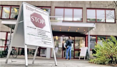  ?? FOTO: STEPHAN KÖHLEN ?? Schilder weisen auf das Besuchsver­bot im Hildener Krankenhau­s hin.