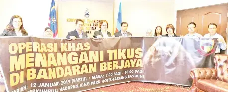  ??  ?? Christina (fourth from left), Nordin (fifth left), William (third left) and others with the promotiona­l banner of Rat Eradicatio­n Special Operation.