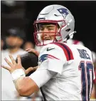  ?? DAVID SANTIAGO/MIAMI HERALD VIA AP (LEFT) AND RICK SCUTERI/AP ?? Dolphins quarterbac­k Tua Tagovailoa (left) is looking to become the first QB to start his career 4-0 against Bill Belichick’s Patriots. Mac Jones, his former backup at Alabama, led the Patriots to the playoffs last season as a rookie. Jones lost his first start against Tagovailoa in last season’s opener.