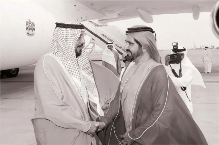  ?? Wam ?? The President, Sheikh Khalifa, greets Sheikh Mohammed bin Rashid, Vice President and Ruler of Dubai