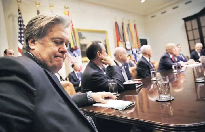  ?? FOTO: REUTERS ?? Steve Bannon, a la izquierda, durante una reunión con Donald Trump y líderes del Congreso en la Casa Blanca, ayer.