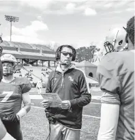  ?? MIKE CAUDILL/FREELANCE FILE ?? William & Mary offensive coordinato­r Christian Taylor talks with the offense during halftime of last year’s spring game at Zable Stadium. The Tribe will host James Madison, the No. 1 ranked FCS team, today.